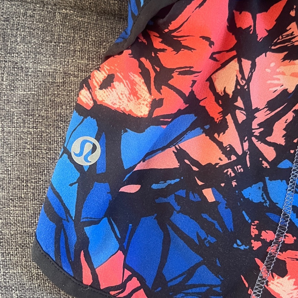 Lululemon Hot Hot Women's Floral Print Shorts. Size 6 - Picture 3 of 4